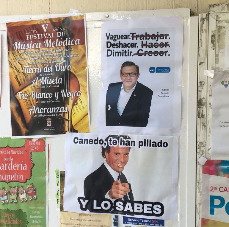 Los carteles han estado colocados a las puertas del ayuntamiento de Cacabelos 