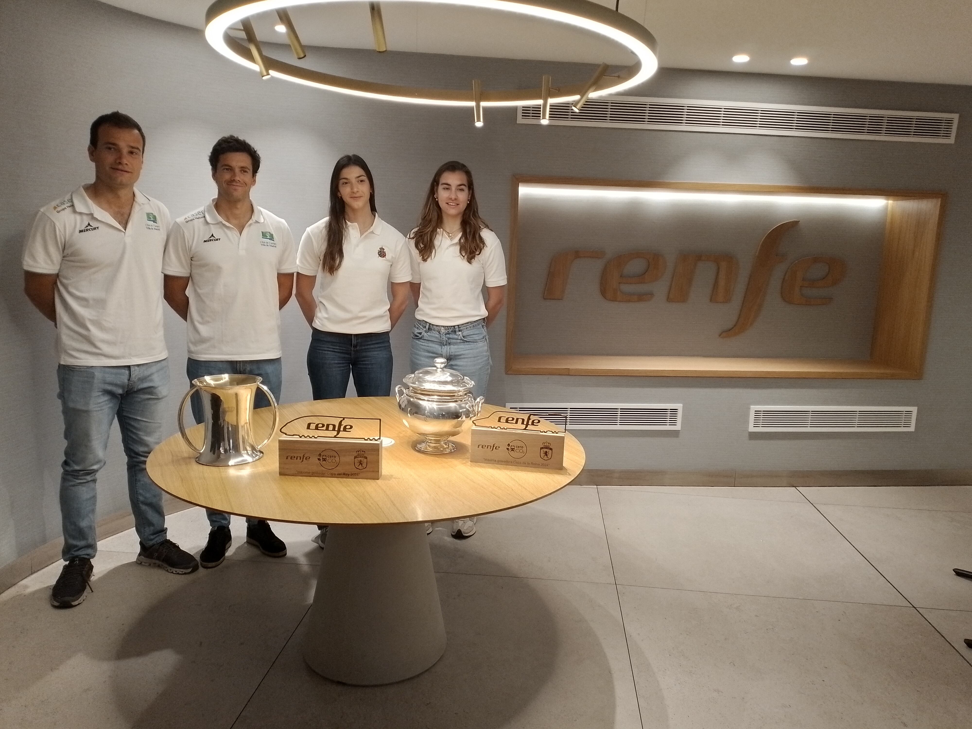 Los campeones de la pasada edición de la Copa del Rey y de la Reina de hockey hierba trasladaron los trofeos a Málaga en un AVE que salió desde Madrid