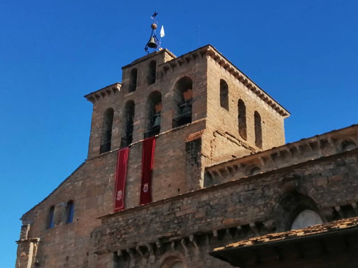 La bandera blanca de la catedral de Jaca se renueva y con ella la protección de la ciudad