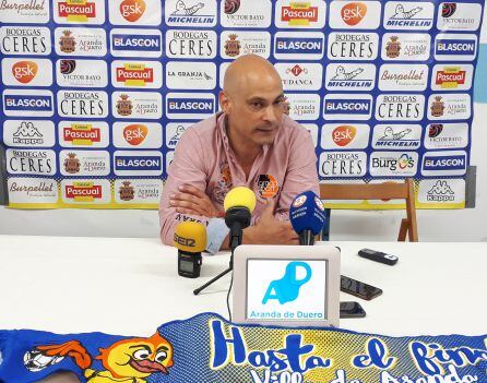 El entrenador del BlasGon y Bodegas Ceres, Juan Moreno, en rueda de prensa.