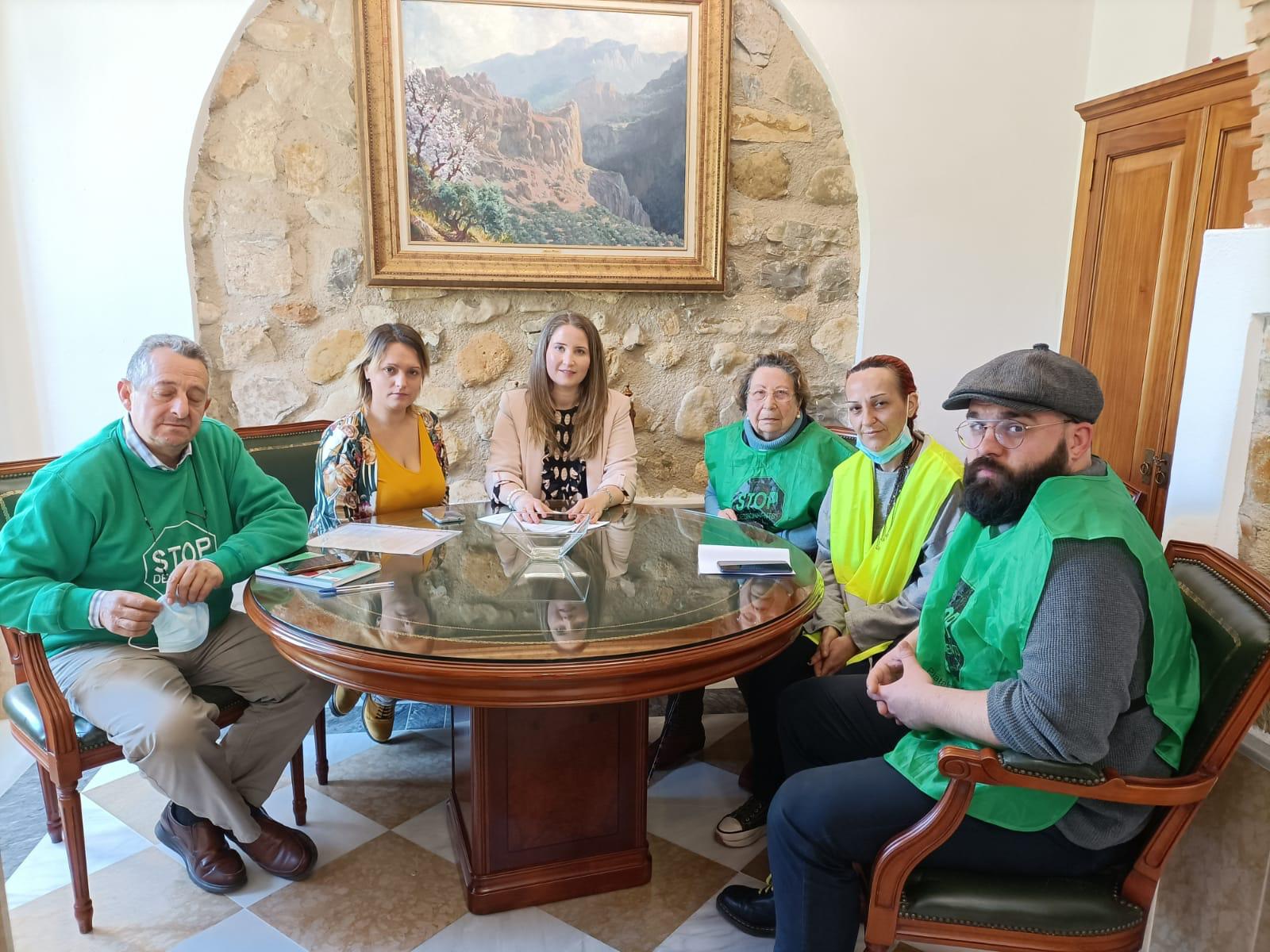 Miembros de la Plataforma de Afectados por la Hipoteca durante la reunión este lunes con la alcaldesa de Los Villares, Ana Morillo.