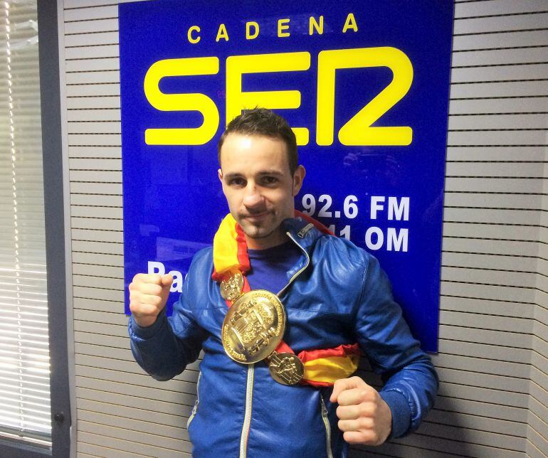El nuevo campeón de España de boxeo en peso gallo, Saúl 'Huracán' Tejada, en los estudios de Radio León - Cadena SER