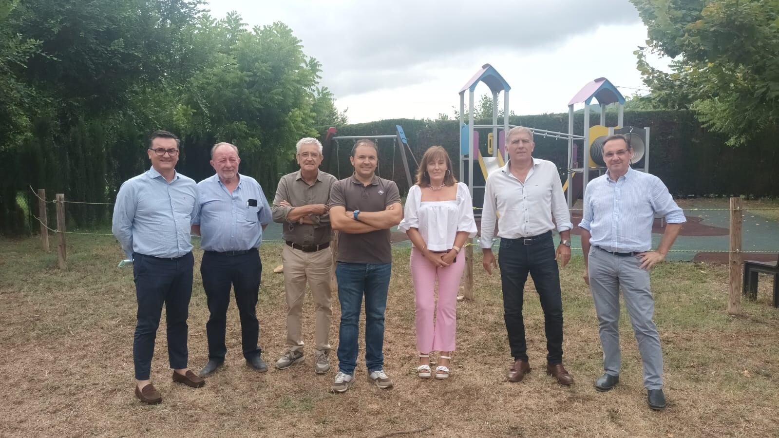 Foto de familia de las autoridades que han asistido a la firma de los convenios que se ha celebrado en Lascuarre