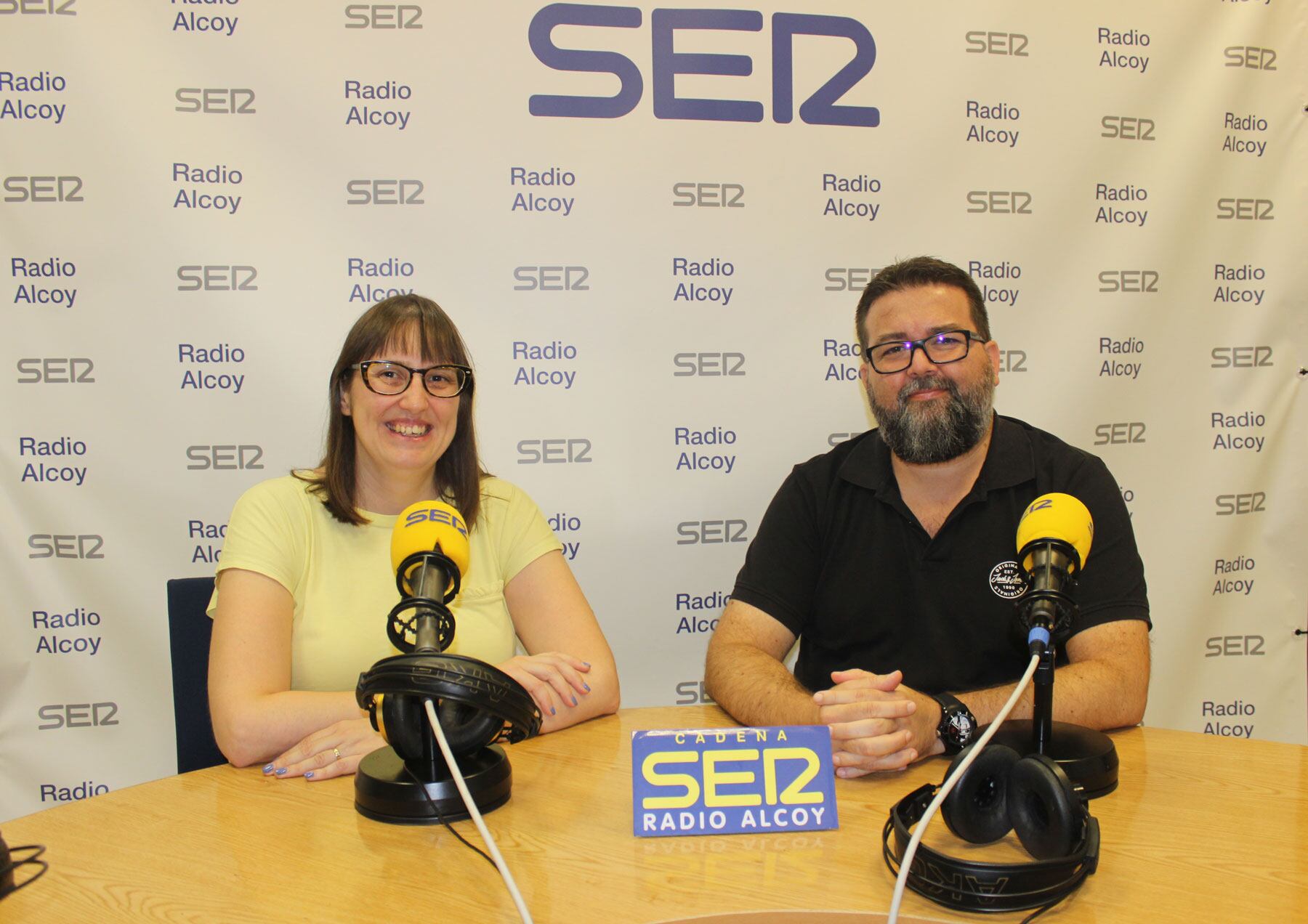 Elisa Beneyto i Lluís Vidal, en l&#039;estudi central de Radio Alcoy