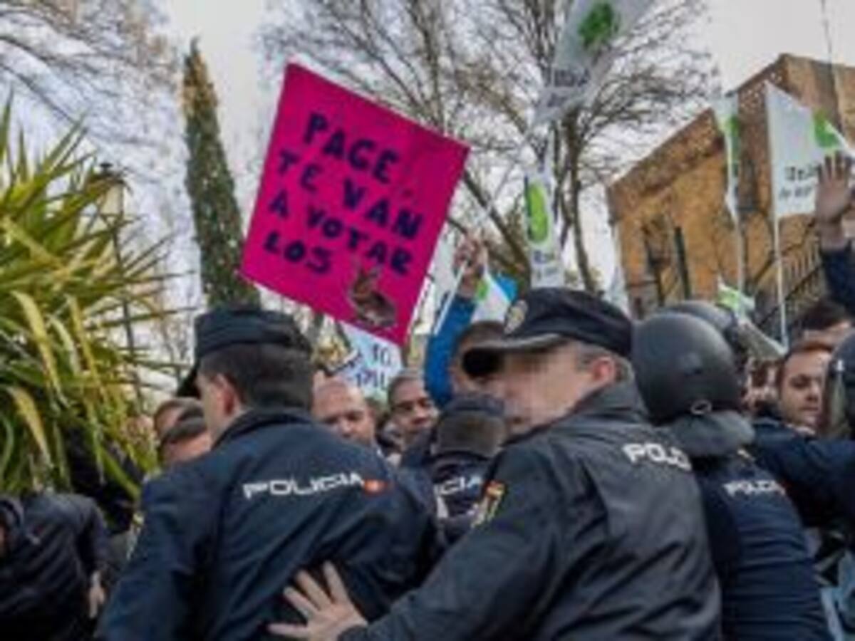 La policía carga contra los agricultores que han pedido en Toledo soluciones a la plaga de conejos