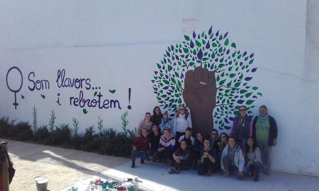 Mural en Gandia con motivo del #25N de Les Llobes Col·lectiu Feminista con Juana Navarro, concejal Igualtat 