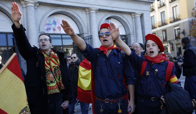 Simpatizantes falangistas cantando el &#039;Cara al Sol&#039; en la Plaza de Oriente.