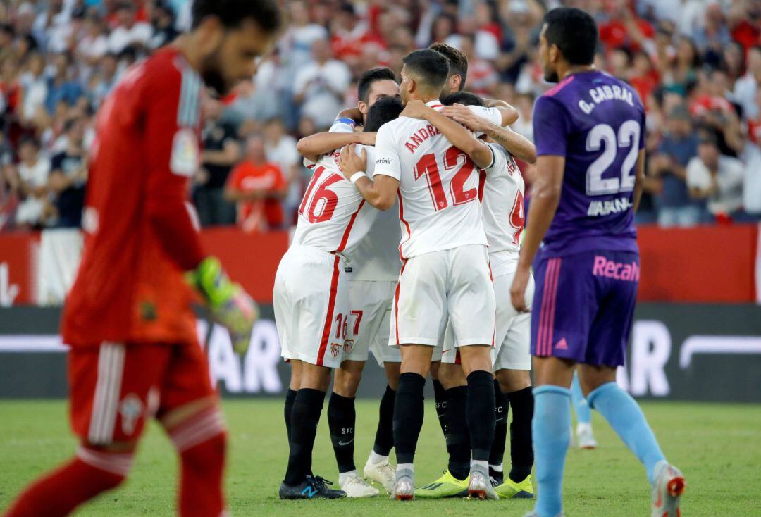 El delantero francés del Sevilla, Wissam Ben Yedder (d), celebra con sus compañeros el segundo gol ante el Celta de Vigo, durante el partido correspondiente a la 8ª jornada de Liga en Primera División que se juega esta tarde en el estadio Sánchez-Pizjuán, en Sevilla.