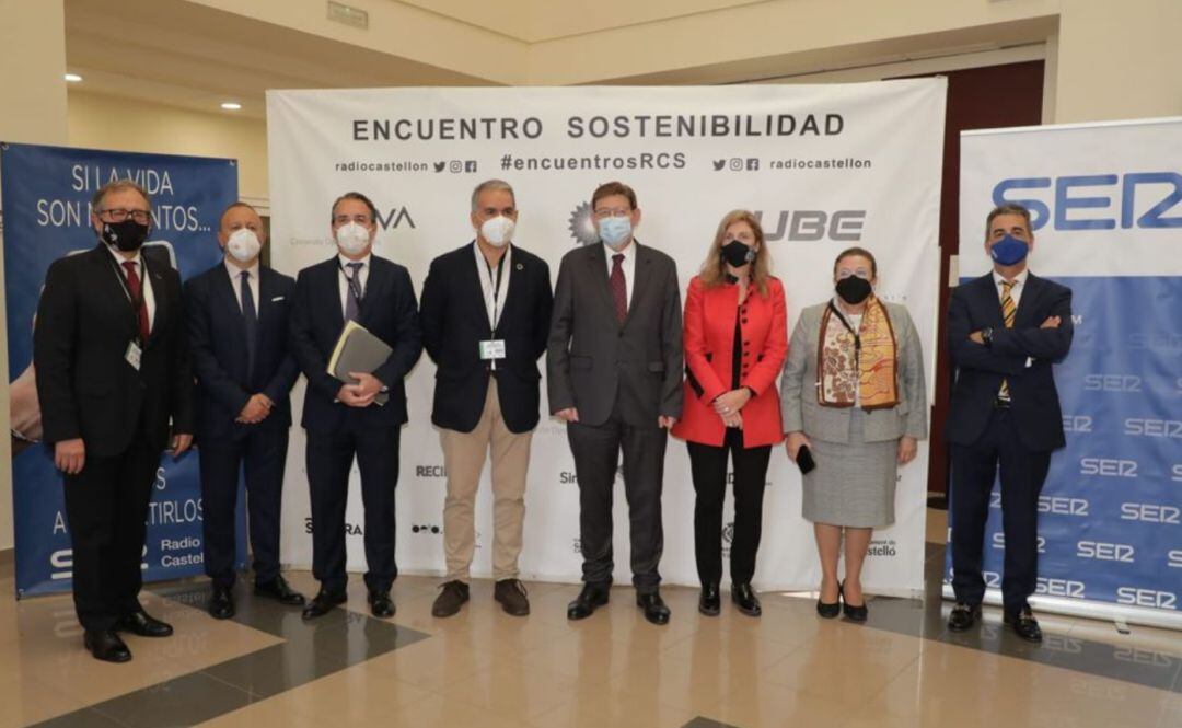 El president de la Generalitat, Ximo Puig, acompañado (de izquierda a derecha) del presidente de la Diputación, José Martí; el director de Radio Castellón, Jesús López; el director de la refinería de BP, Paco Quintana; Pablo Penone, experto en Sostenibili