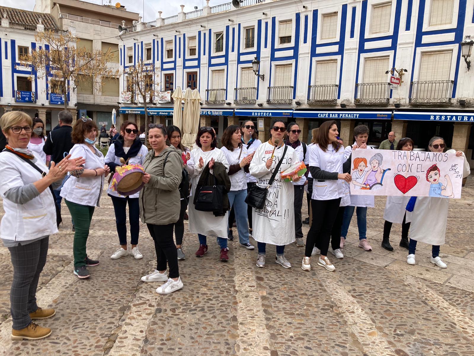 Concentración de las trabajadoras del Servicio de Ayuda a Domicilio de Valdepeñas en la Plaza de España de esta localidad ciudadrealeña