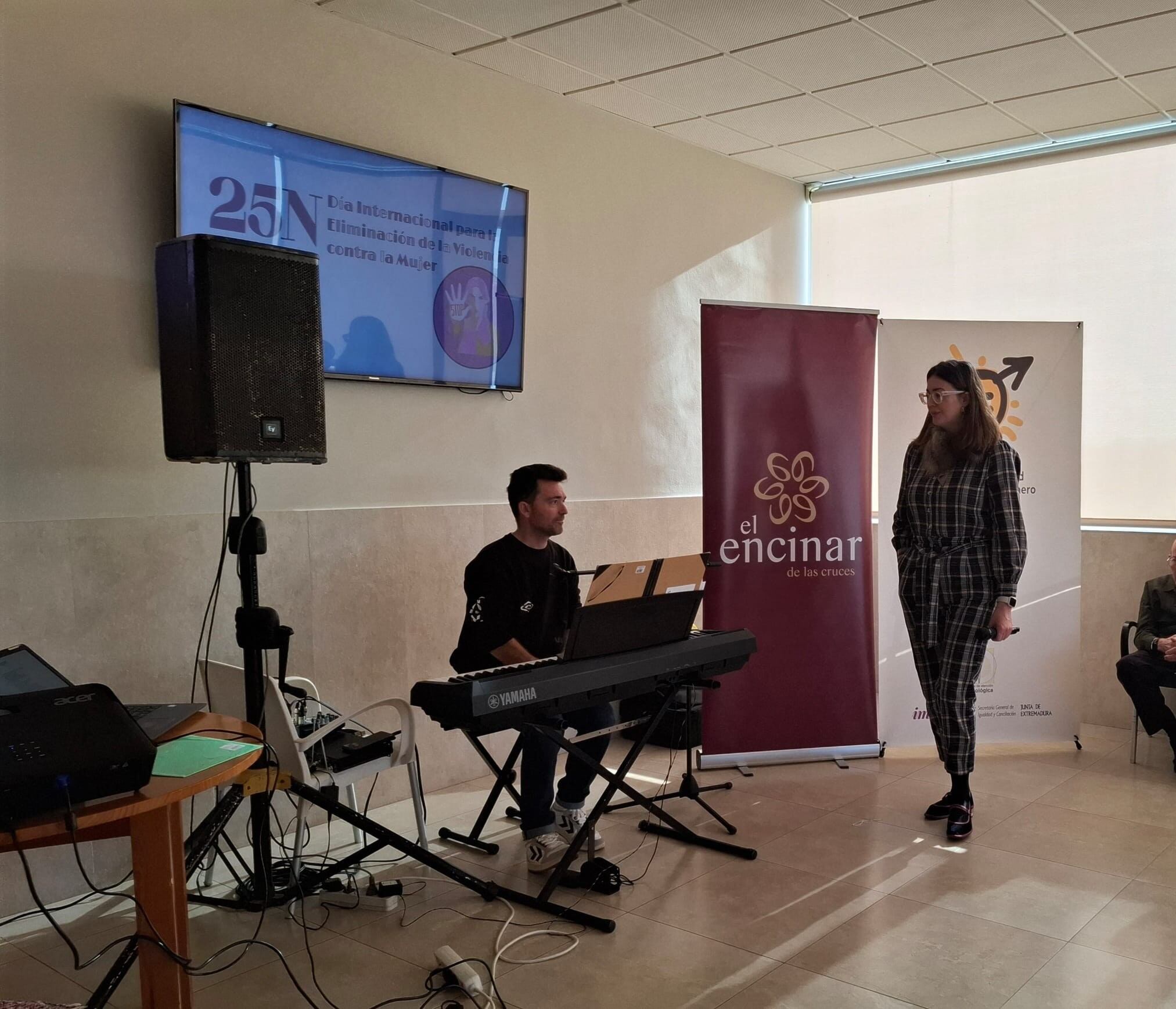 Mayores de Don Benito analizan los estereotipos de género a través de la música en una actividad por el 25N