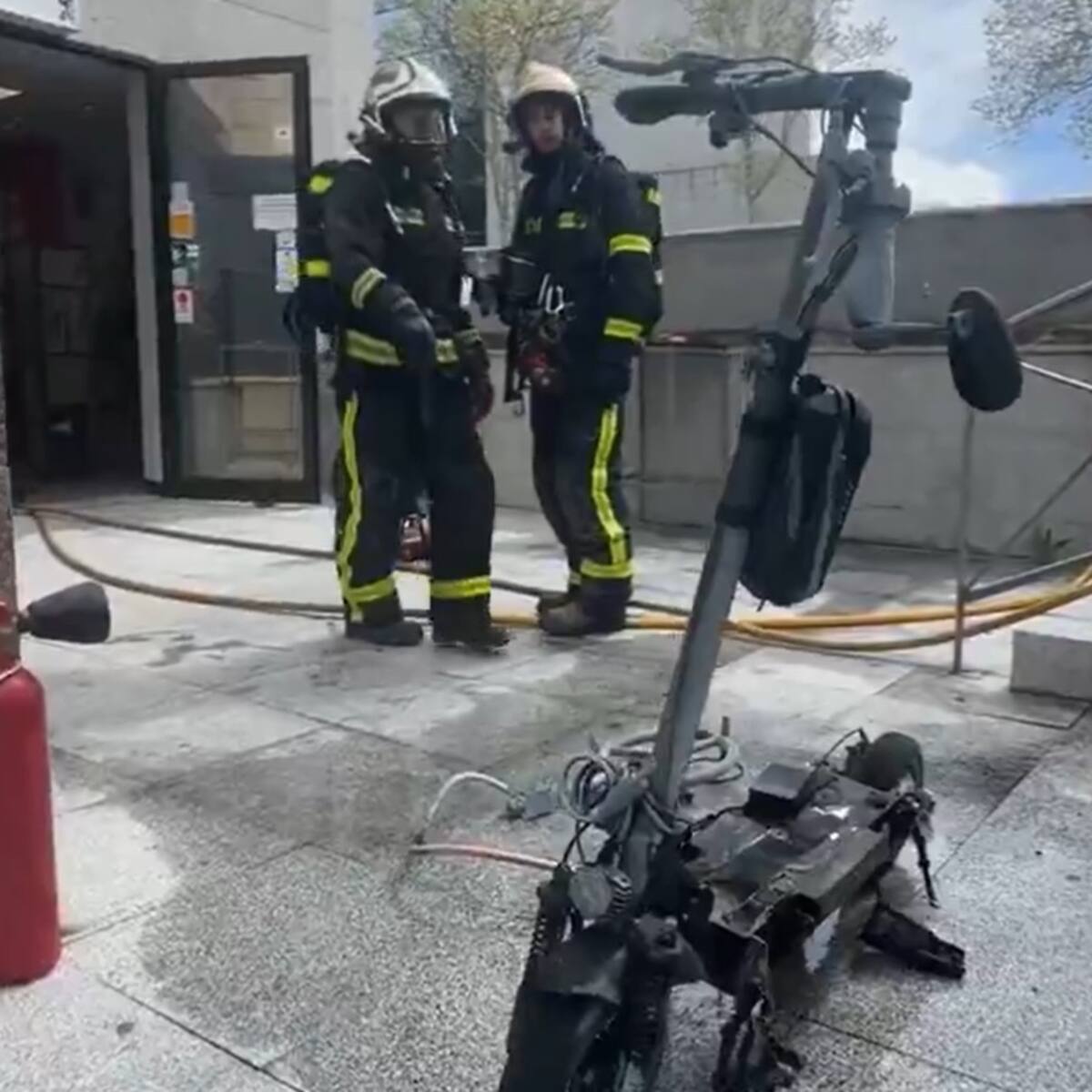 El incendio de un patinete eléctrico en un restaurante de San Sebastián de los Reyes obliga a actuar a los bomberos