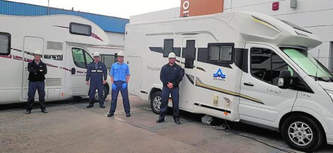 Trabajadores de la planta potabilizadora de La Contraparada (Murcia) durante el primer turno especial de confinamiento de 24 horas durante siete días.  