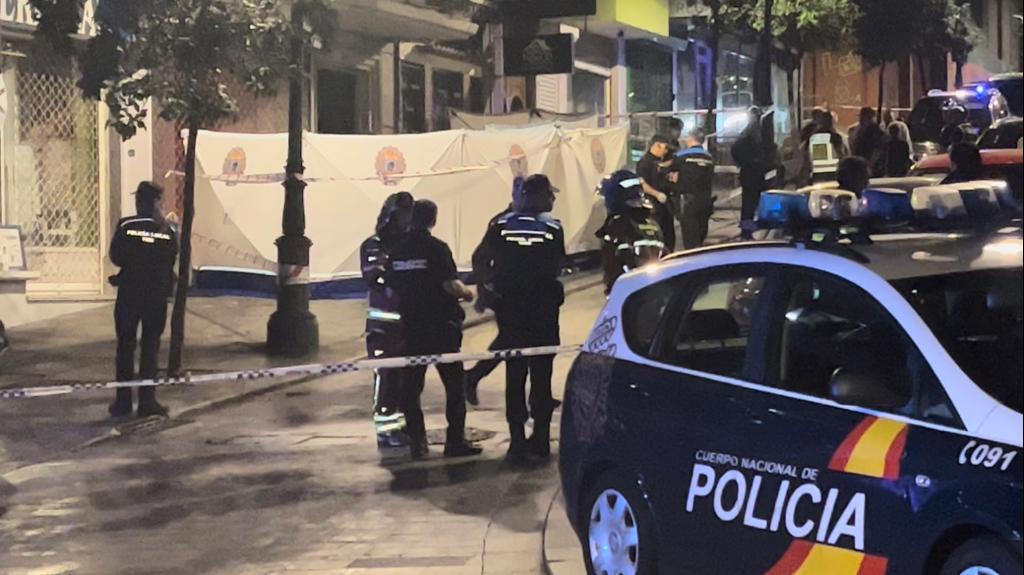 Policías, bomberos, sanitarios y cuerpos de seguridad en el entorno del incendio de un edificio en la calle Alfonso X El Sabio de Vigo, donde fallecieron cuatro personas, tres de ellas menores de edad.