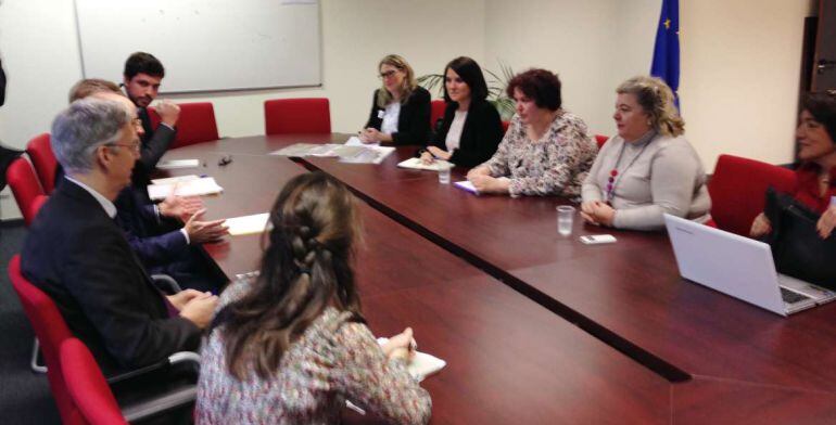 La consejera y el director general, durante la reunión de ambas delegaciones en Bruselas