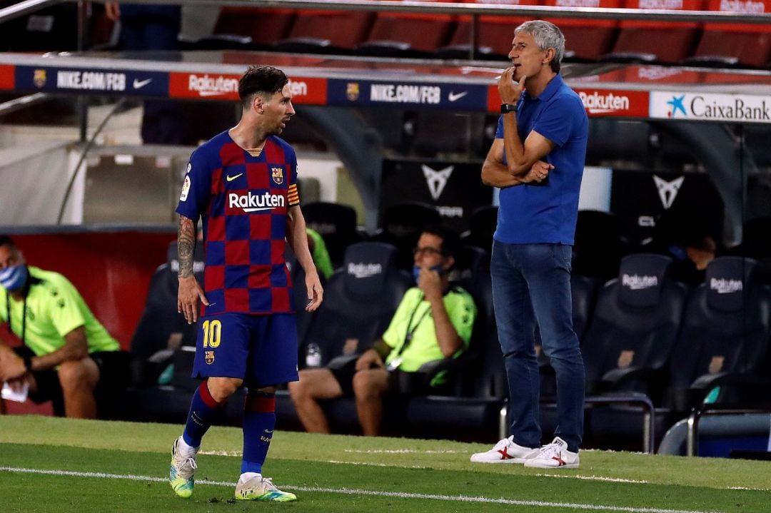 El entrenador del FC Barcelona, Quique Setién, y el delantero Leo Messi durante el partido de Liga en Primera División ante el Espanyol.