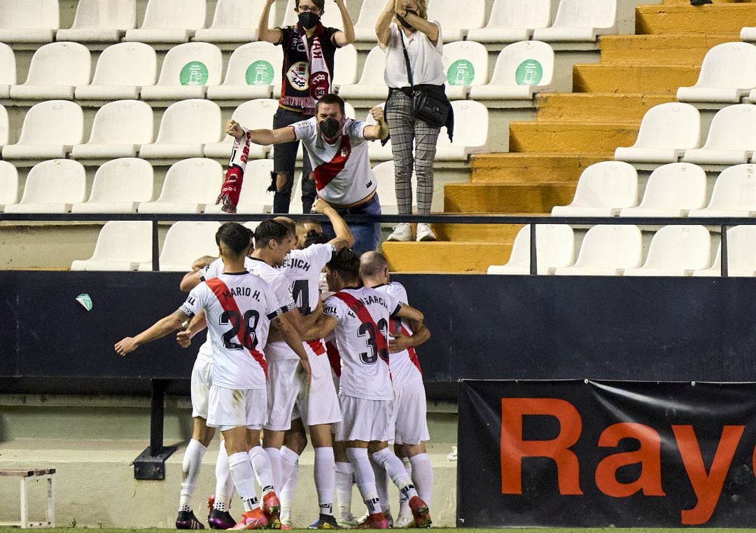 Los jugadores del Rayo Vallecano celebran uno de los goles 