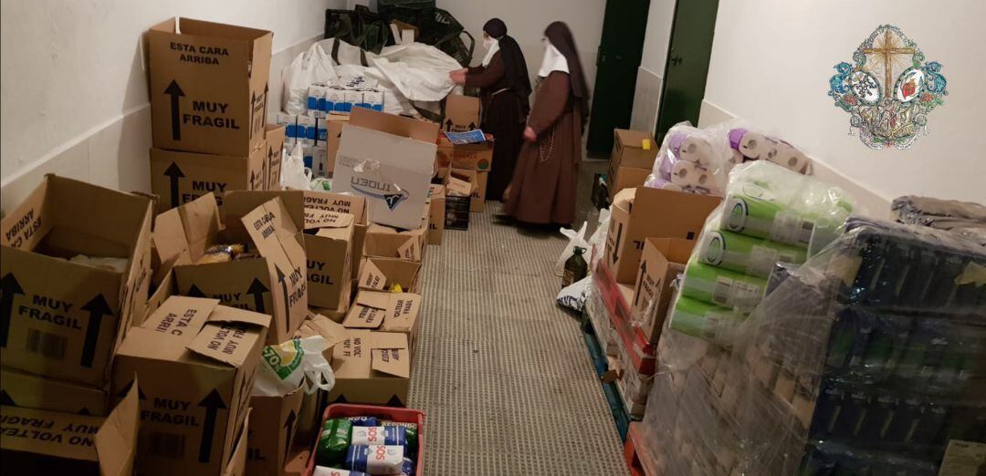 Hermanas de la Cruz ordenando las más de dos toneladas y media de alimentos