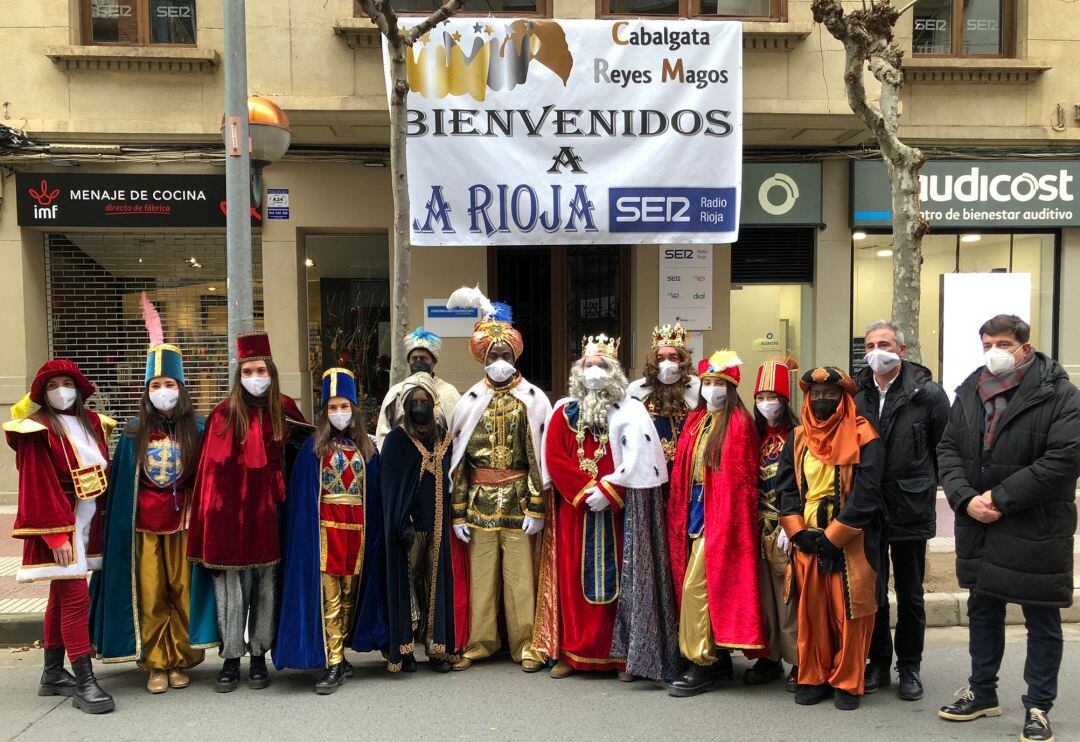 Foto de los Reyes Magos delante de los estudios de Cadena SER de La Rioja en Avenida Portugal