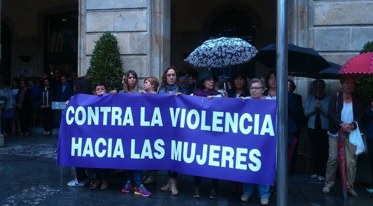 Concentración contra la violencia de género en la Plaza Mayor de Gijón