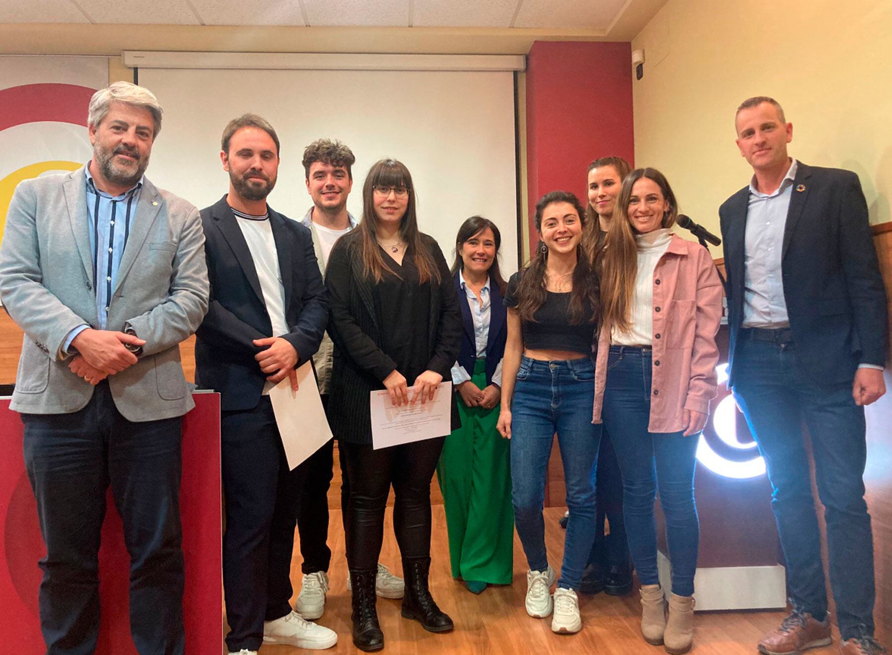Los alumnos participantes en este curso junto al presidente de la Cámara de Comercio, Pablo de Gracia, y los concejales Lorena Zamorano y Alberto Belda
