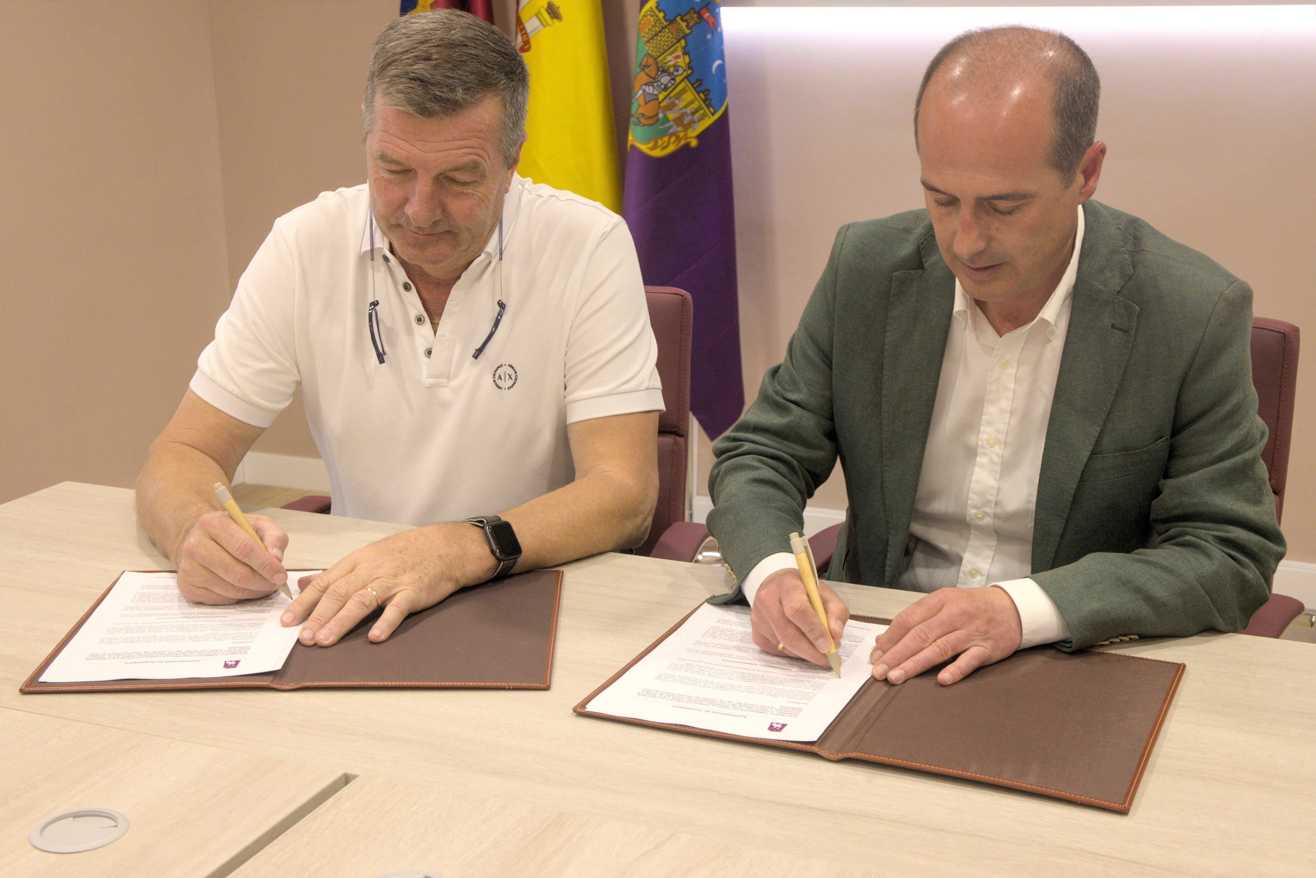 Néstor Ruiz y Alberto Rojo, alcalde de Guadalajara firman la cesión del Pedro Escartín al CD Guadalajara S.A.D.