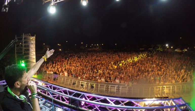 El Dj Jos&eacute; AM, animando al p&uacute;blico asistente al festival.