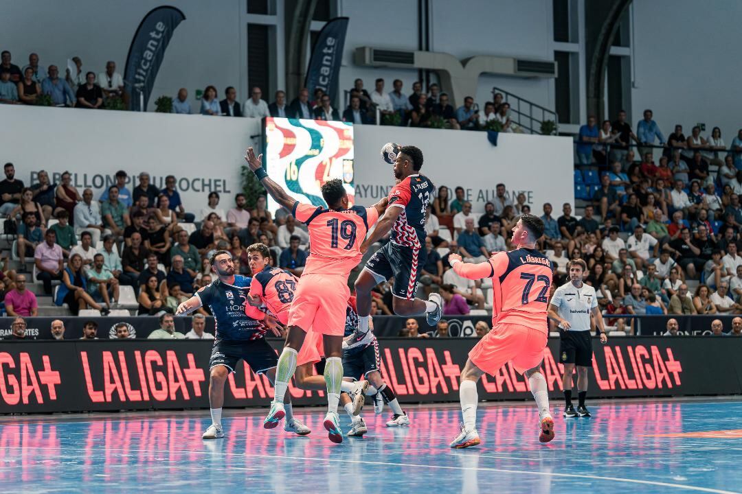 James Parker, en acción ante el FC Barcelona en el Pitiu Rochel