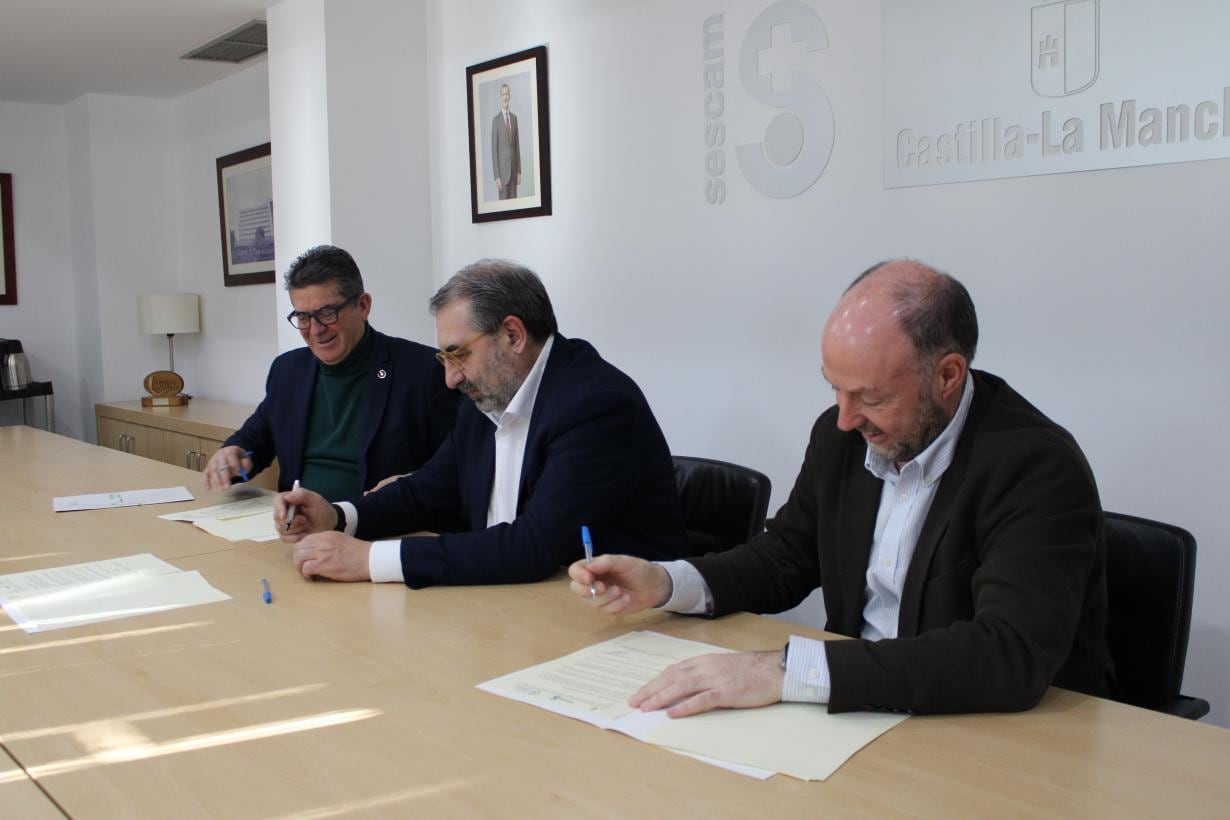 Firma del convenio entre el consejero de Sanidad, Jesús Fernández Sanz y el presidente de la AECC de Ciudad Real y representante regional de Castilla-La Mancha de esta asociación, Marciano Sánchez Cabanillas