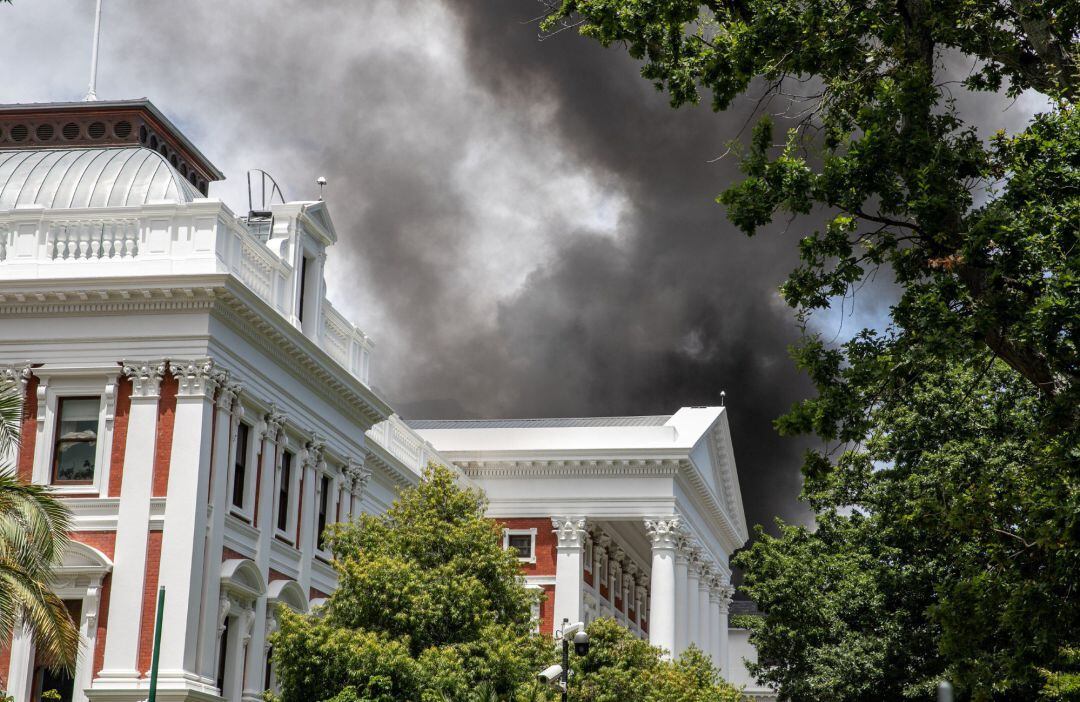 Imagen del Parlamento sudafricano ardiendo