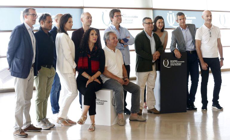 El director musical de la ópera &#039;Don Giovanni&#039;, Manuel Hernández Silva, en el centro posa esta mañana en el Kursaal junto a parte del elenco de la obra.