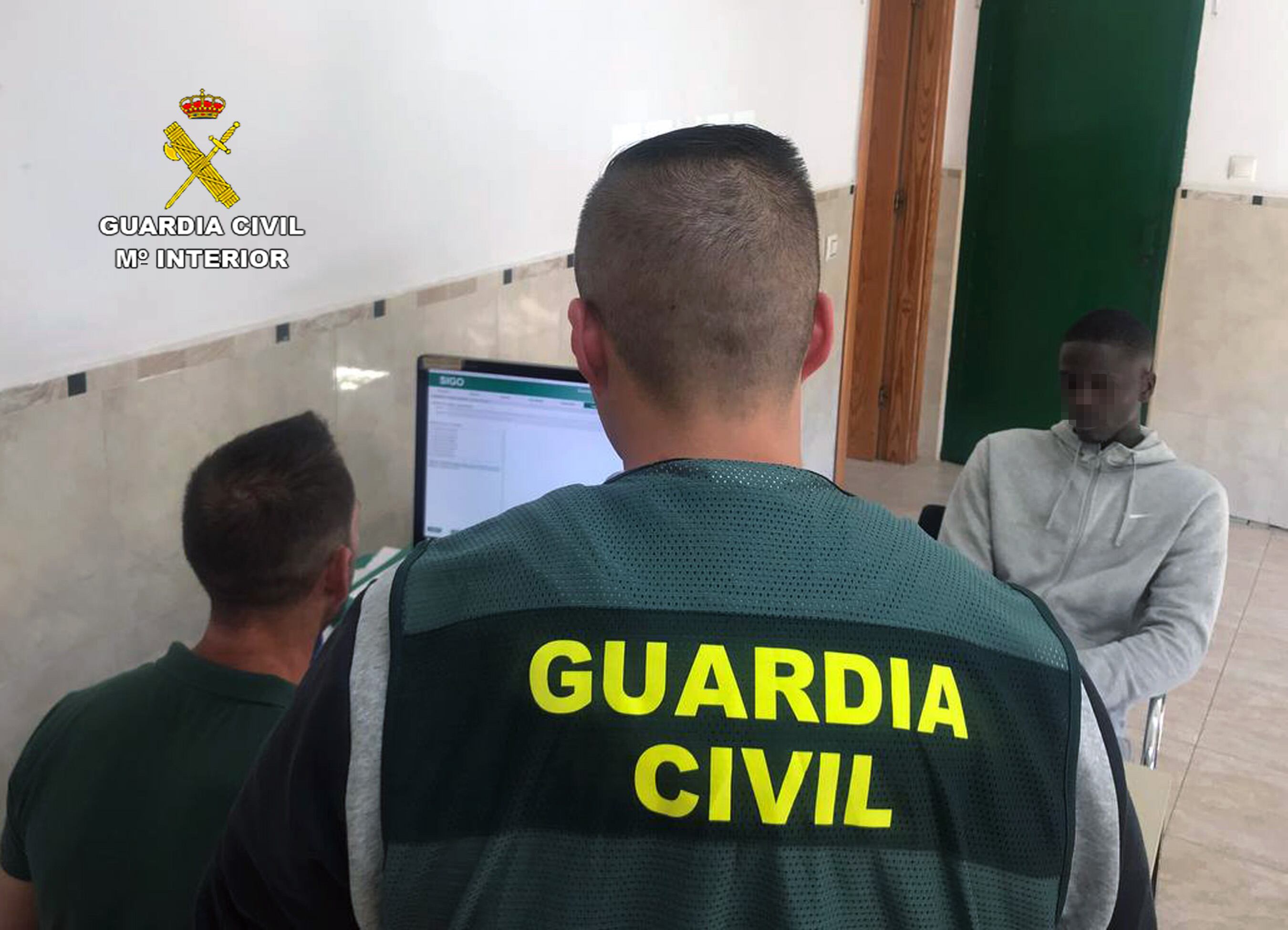 La guardia civil con un detenido