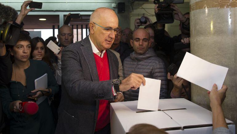 GRA035. BARCELONA, 09/11/2014.- El presidente de Unió Democrática de Catalunya (UDC), Josep Antoni Duran Lleida, deposita su papeleta en la Escola Orlandai de Barcelona, durante la jornada participativa, sin carácter vinculante, convocada hoy para que los