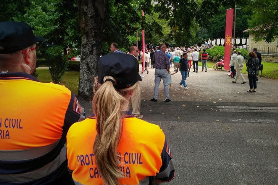 Voluntarios de Protección Civil colaboran en la organización del Día de las Instituciones de Cantabria, en Puente San Miguel.