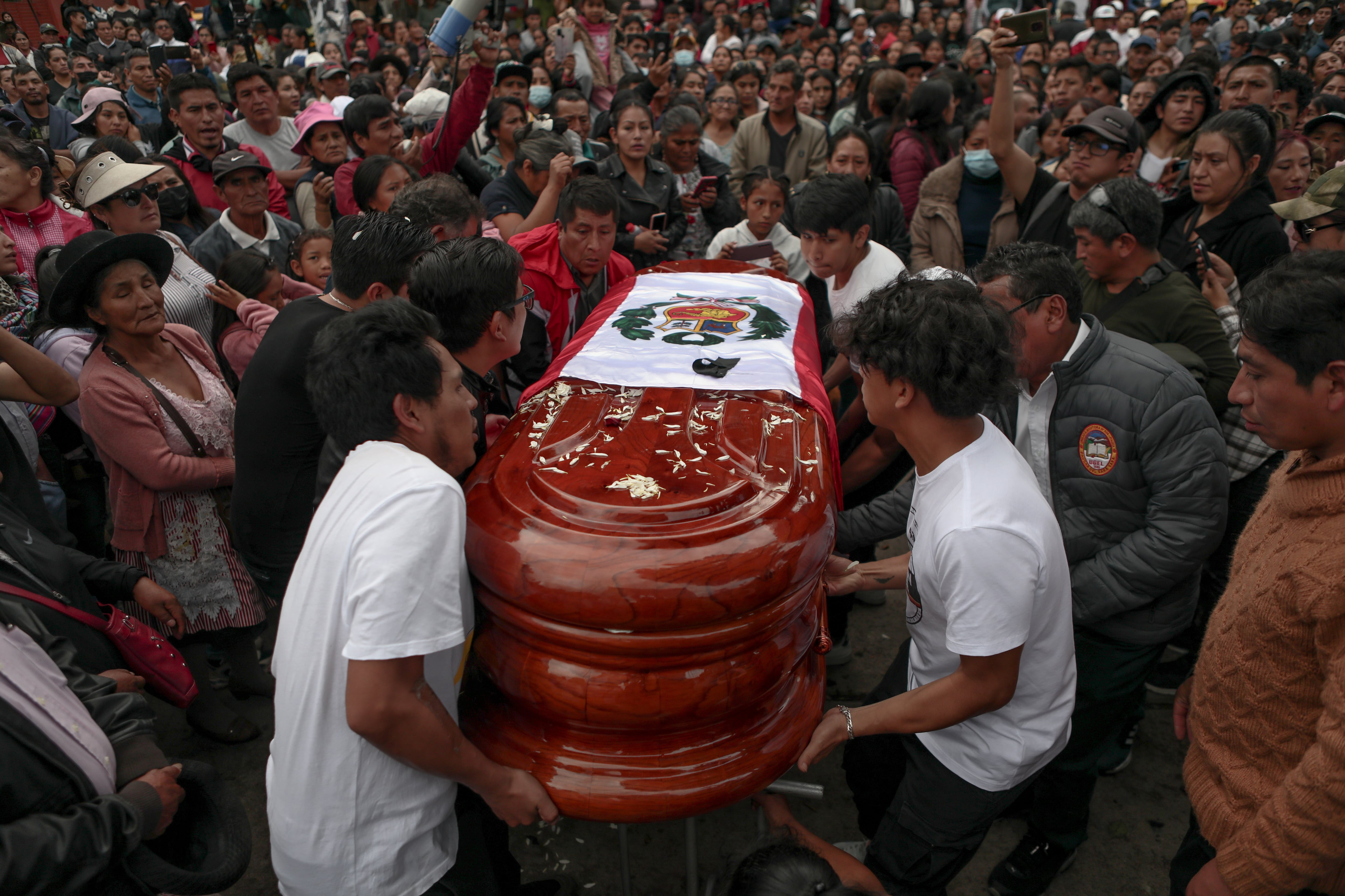 Decenas de ciudadanos acompañan hasta el cementerio al ataúd de un joven de 34 años muerto en las protestas