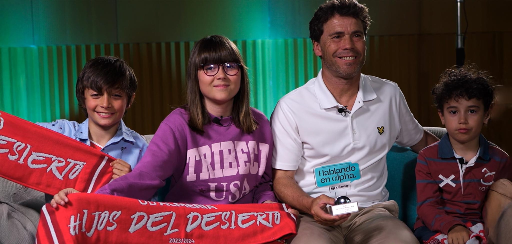 El técnico con Alejandro, María y Eduardo después de la charla con los pequeños ‘periodistas’.