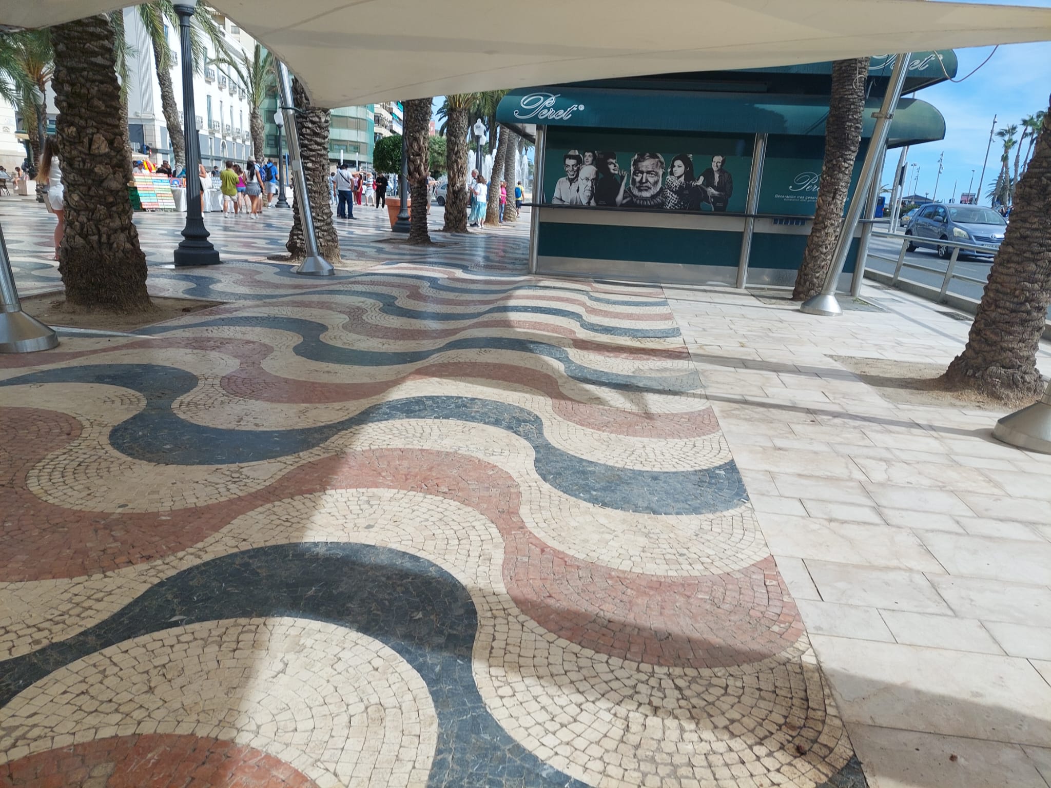 El Kiosco Peret, ya sin actividad, en la Explanada de Alicante