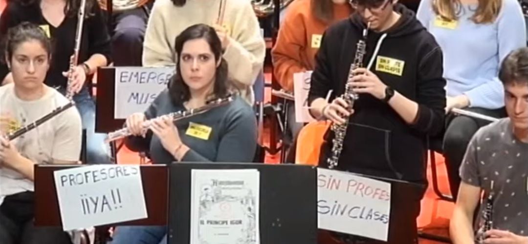 Los carteles de protesta durante el concierto en el teatro José Monleón