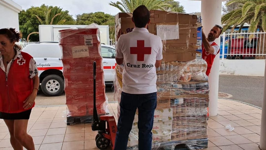 Voluntarios de Cruz Roja Lanzarote clasificando alimentos para su posterior reparto.