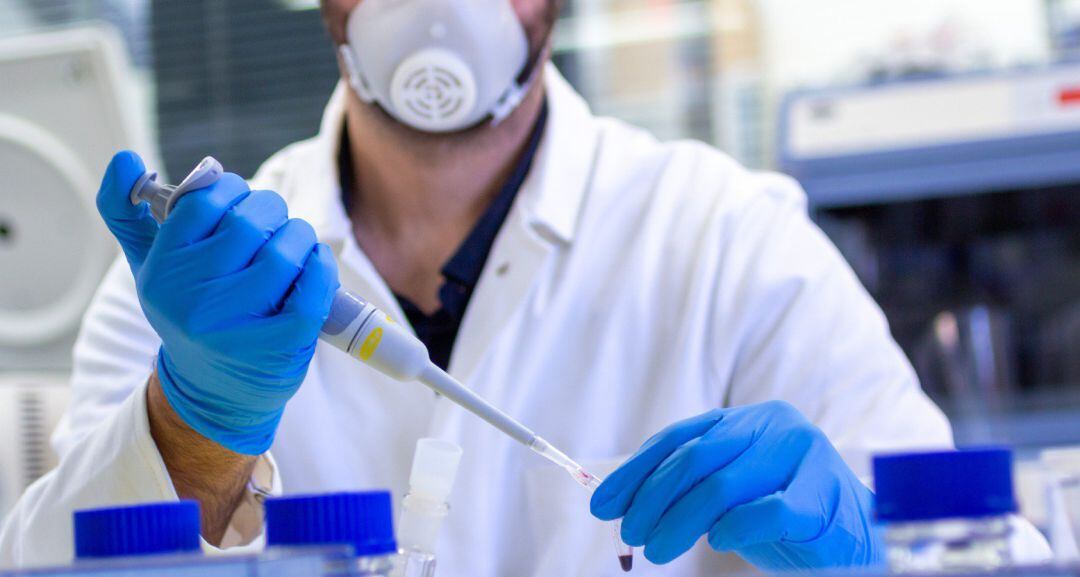 Un investigador trabaja con los resultados de un test rápido de coronavirus,