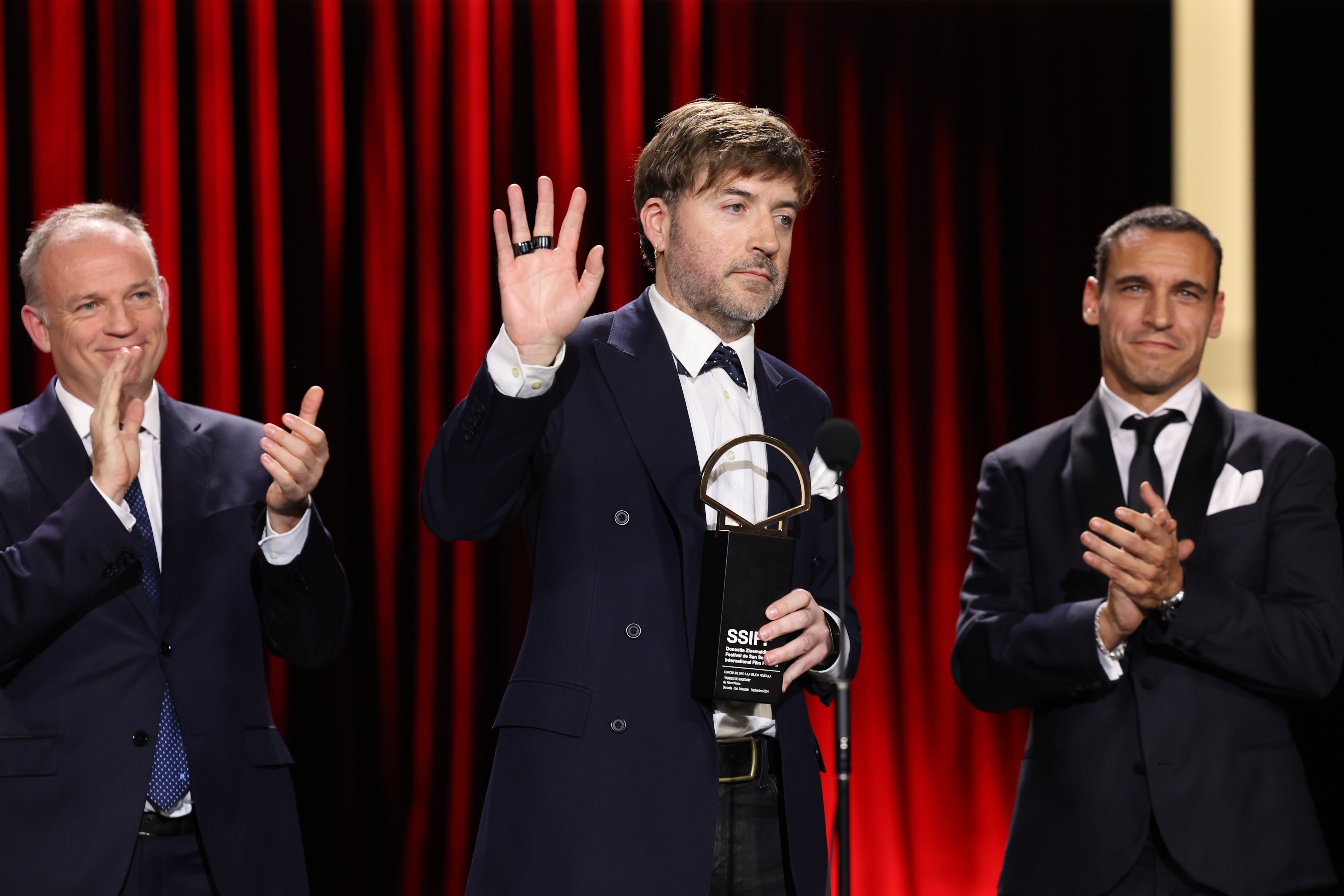 El cineasta Albert Serra recibe junto a su equipo la Concha de Oro a la mejor película este sábado en el 72 Festival de Cine de San Sebastián. &#039;Tardes de soledad&#039;, el documental sobre la tauromaquia de Albert Serra centrado en el torero peruano Andrés Roca Rey, se ha alzado con la Concha de Oro a la mejor película en el 72 Festival de Cine de San Sebastián. EFE/ Juan Herrero