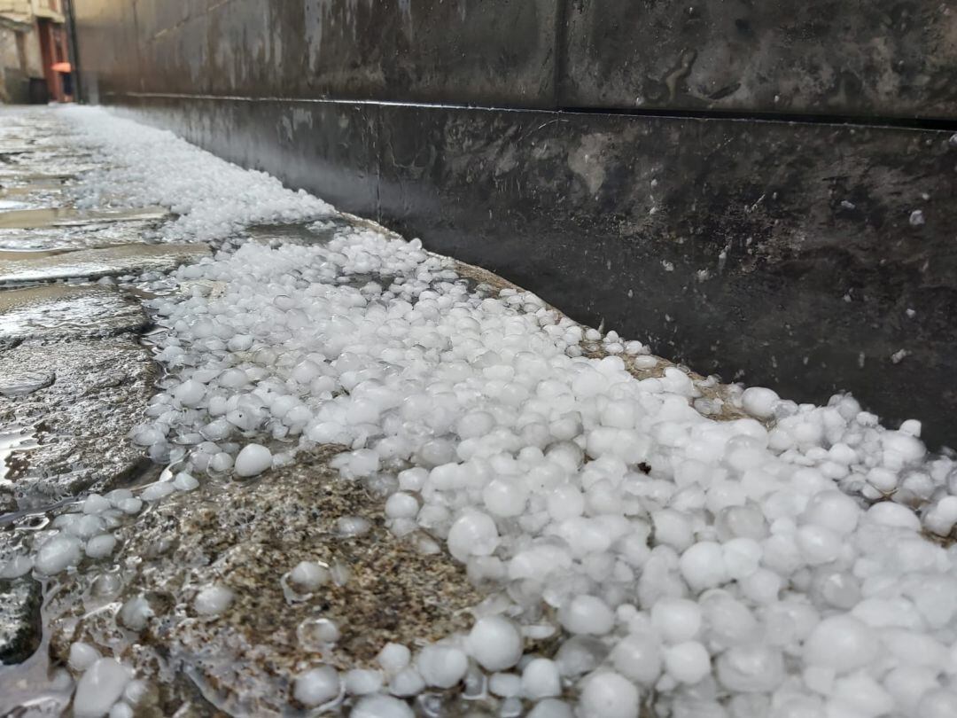 El granizo dejó un manto blanco en las calles