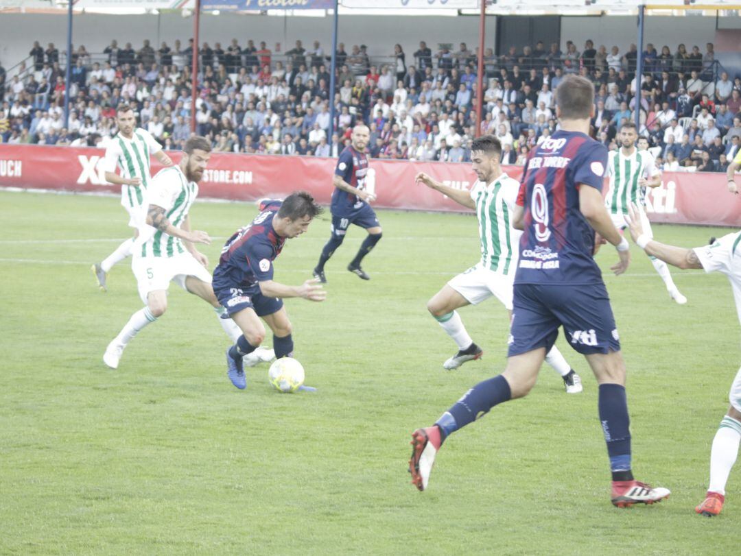 Luis Castillo conduce el balón