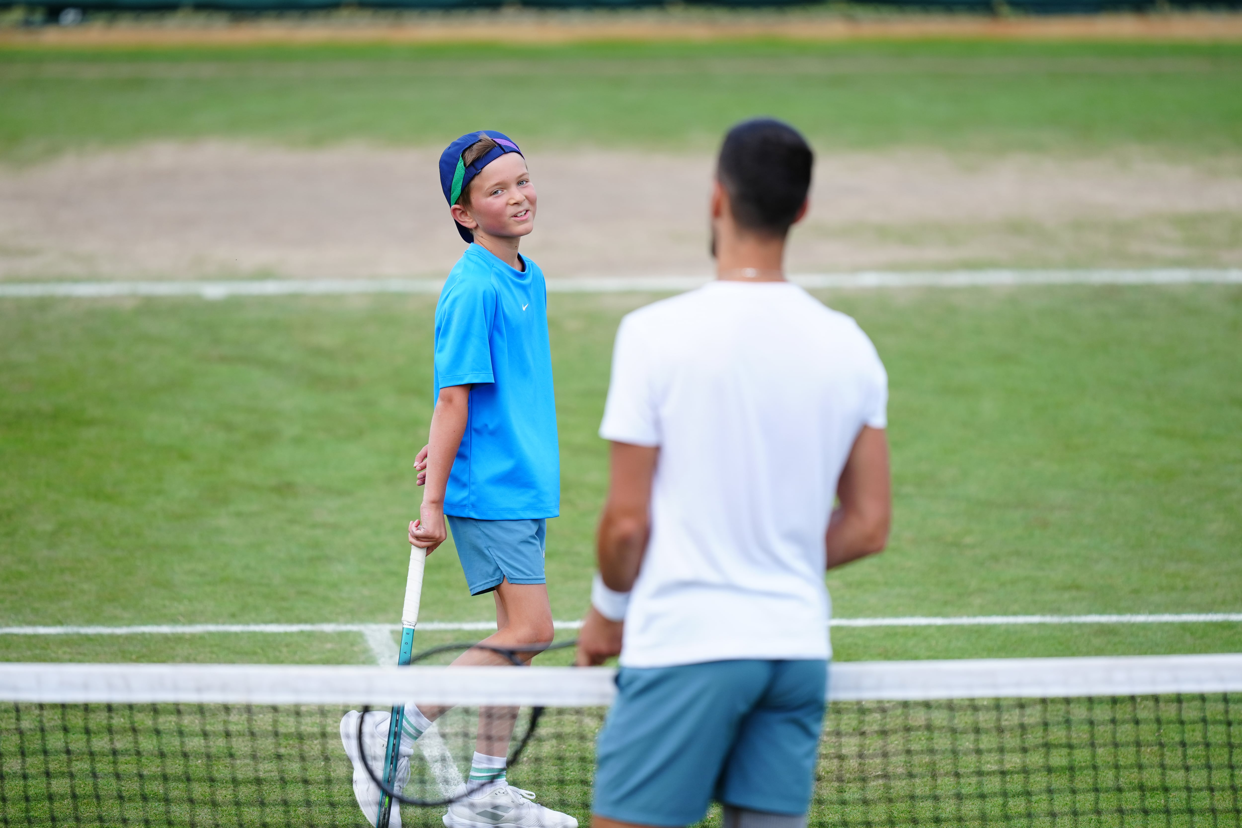 Novak Djokovic juega con su hijo Stefan en la pista de Wimbledon