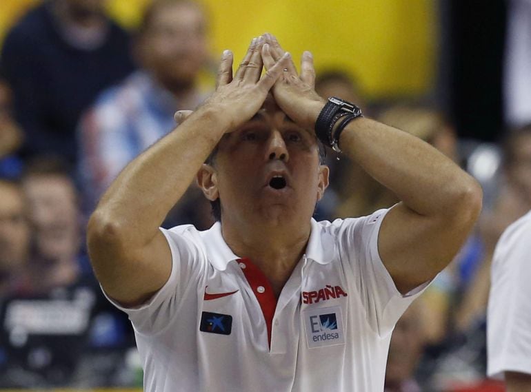 GRA216. BERLÍN, 05/09/2015.- El seleccionador nacional Sergio Scariolo durante el partido del grupo B, del Europeo 2015, que disputan frente a Serbia hoy en Berlín. EFE/Juan Carlos Hidalgo