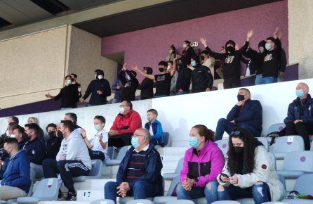 Varios aficionados ocupan el palco del Real Jaén.