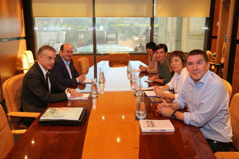 Urkullu y Otegi, durante la primera reunión mantenida tras el 25S