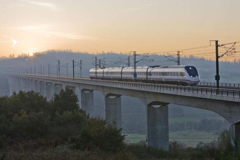 Un tren Avant durante el recorrido por Galicia