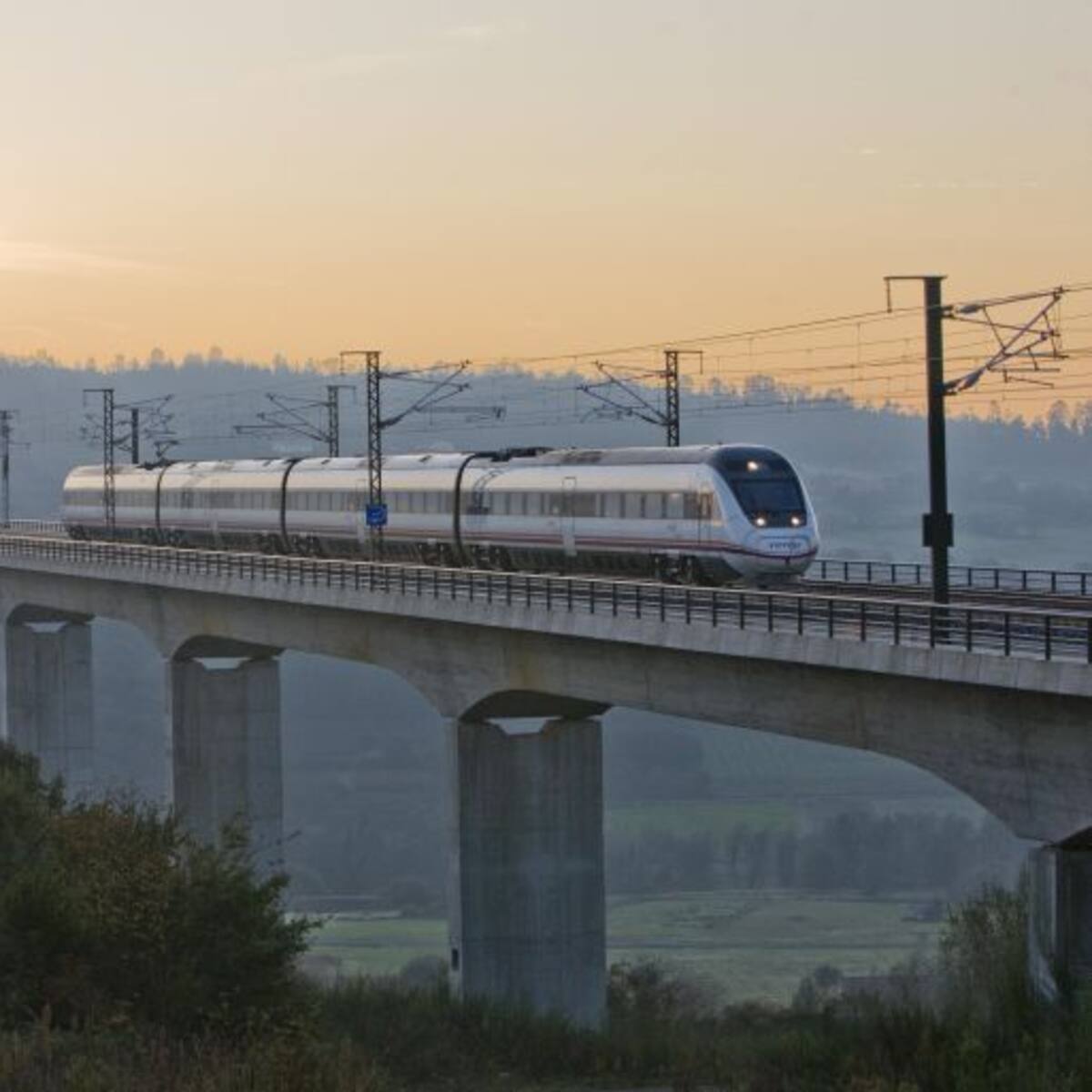 El BNG pide más trenes en Galicia, que acaben los retrasos y se moderen las tarifas del tren