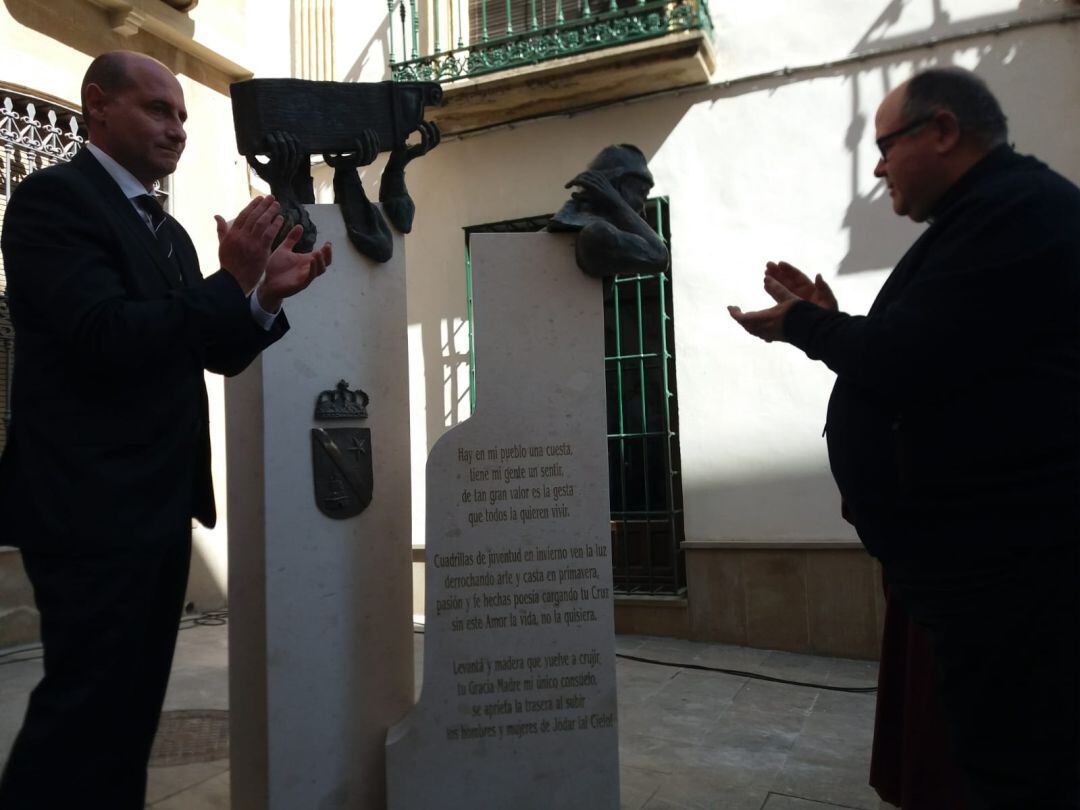 Momento de la inauguración con el alcalde, José Luis Hidalgo, derecha,y el párroco de la Asunción, Pablo L. Armero, izquierda